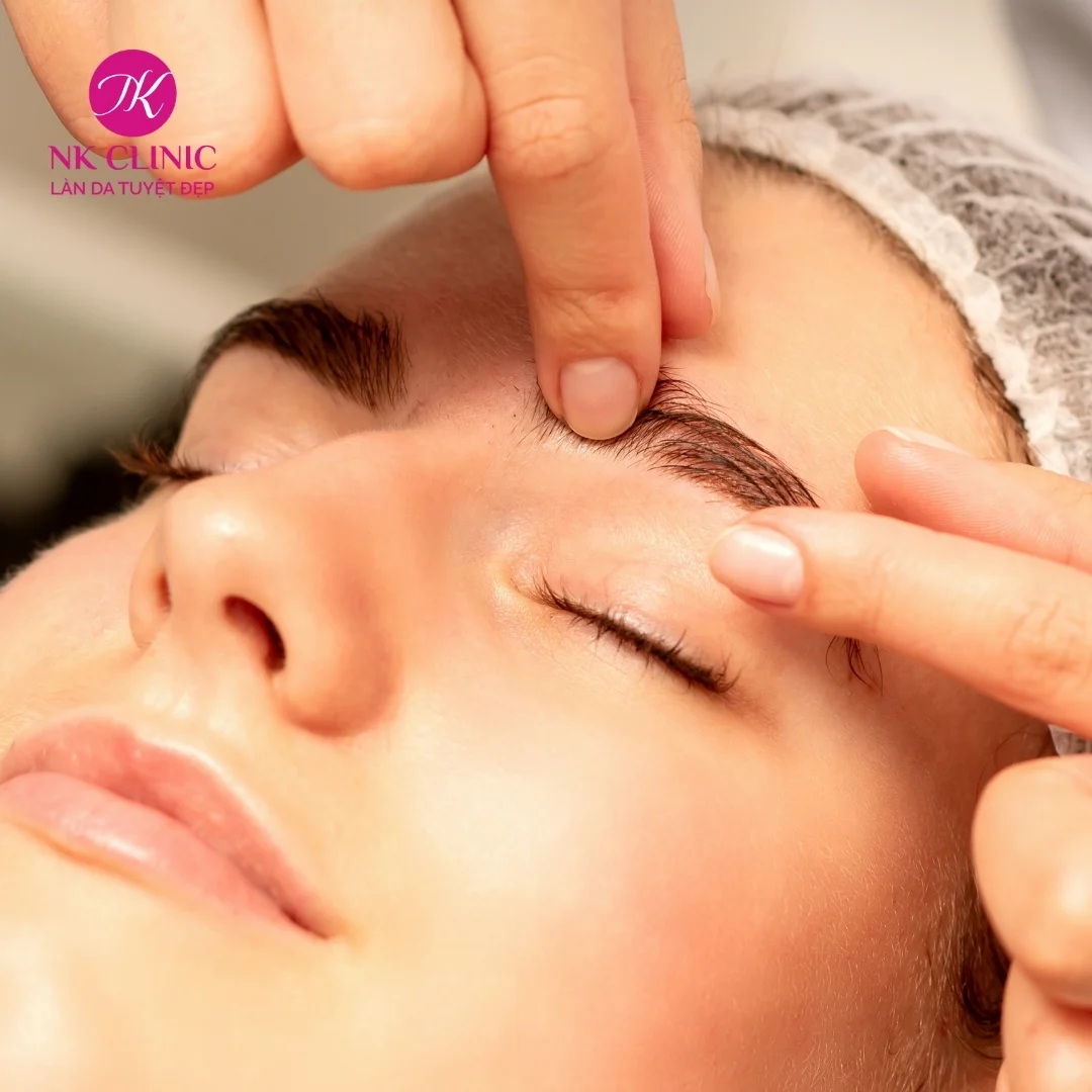 Massage vùng lông mày và quanh mắt Massage vùng lông mày và quanh mắt