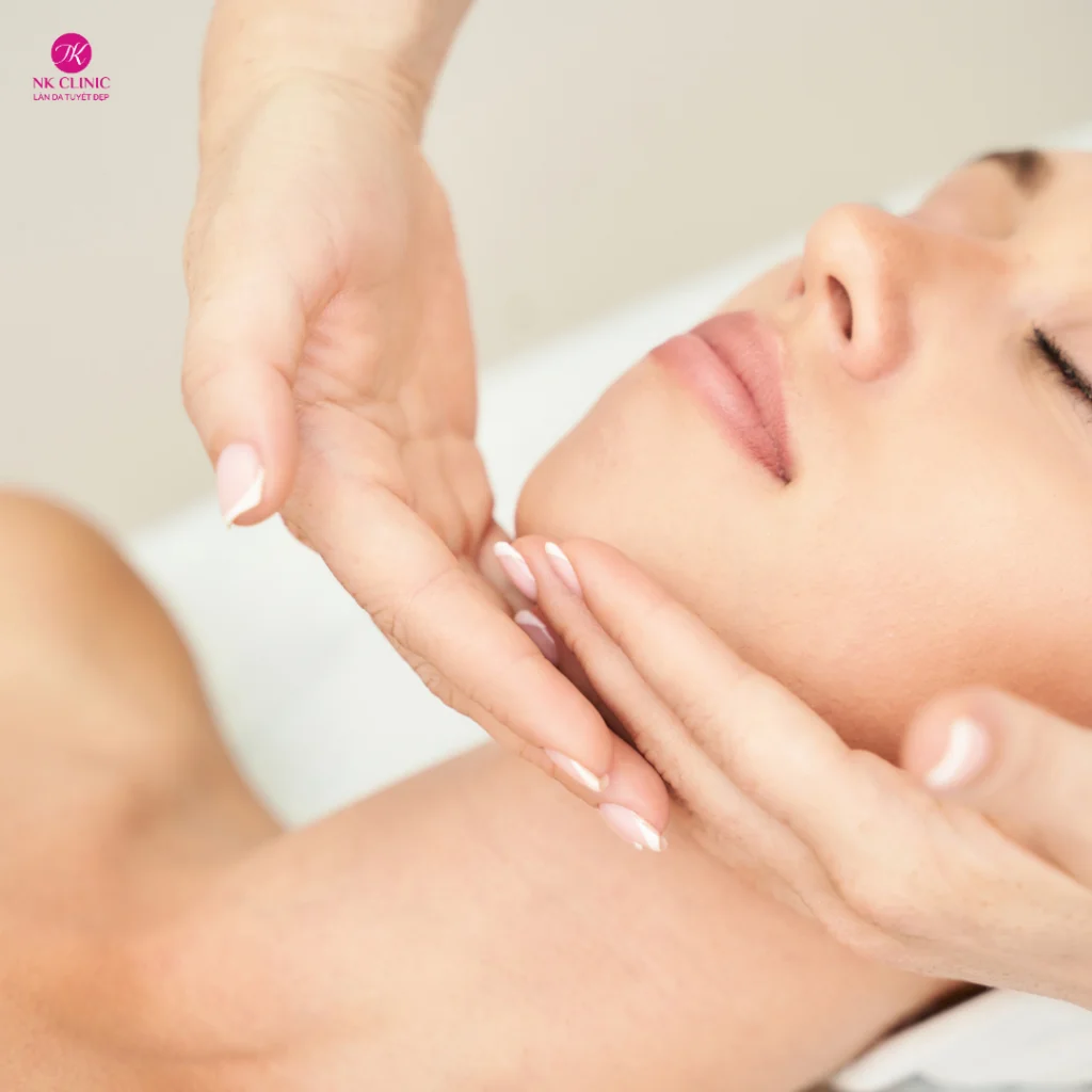 Massage vùng cằm Massage vùng cằm