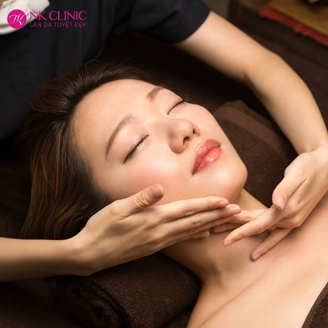 Massage nâng cơ một bên mặt Massage nâng cơ một bên mặt