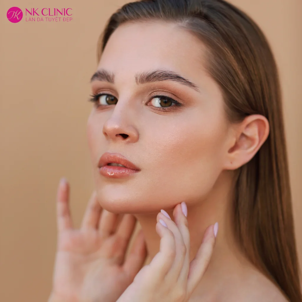 Massage theo chiều nâng cơ định hình khuôn mặt rõ nét hơn Massage theo chiều nâng cơ định hình khuôn mặt rõ nét hơn