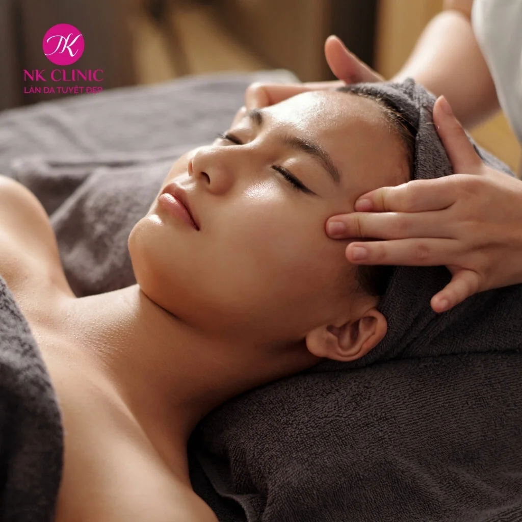 Massage vùng chân mày Massage vùng chân mày