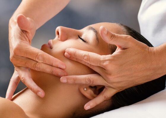 7 bước massage mặt trước khi đi ngủ giúp Da Thêm Đẹp Giấc Ngủ Thêm Sâu 2 massage mặt trước khi đi ngủ